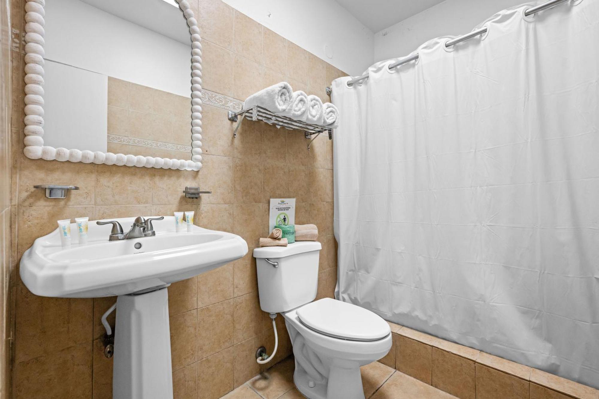 Borinquen Beach Inn Сан Хуан Екстериор снимка