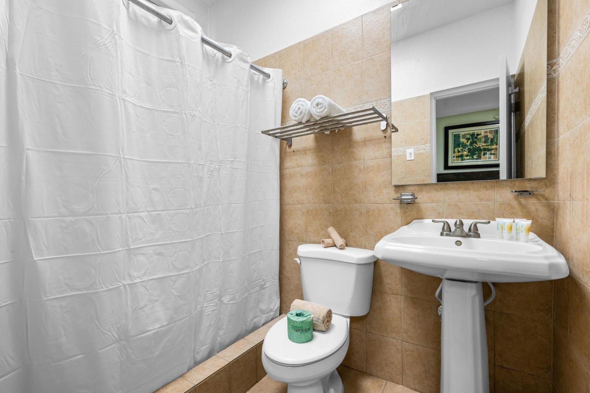 Borinquen Beach Inn Сан Хуан Екстериор снимка
