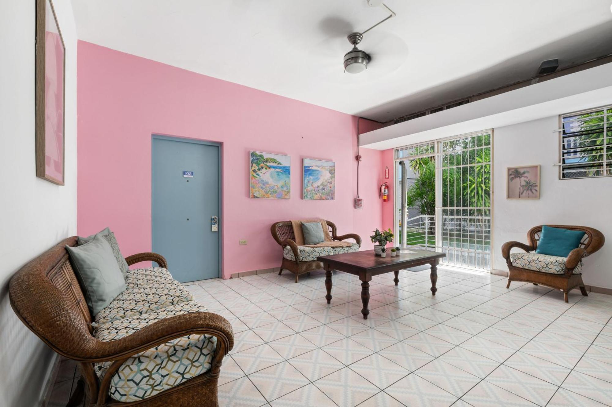 Borinquen Beach Inn Сан Хуан Екстериор снимка